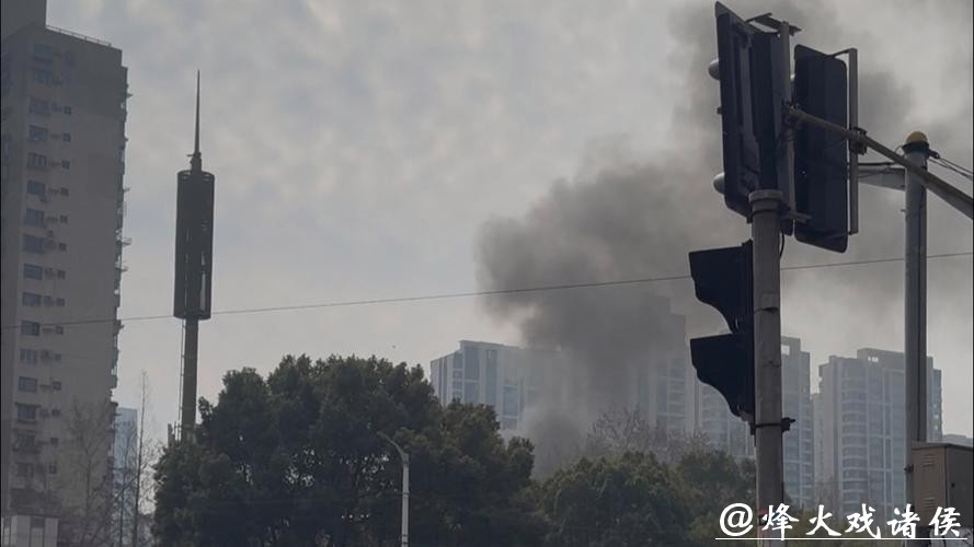 今天下午远洋新村小区非机动车停车区域起火 多辆非机动车烧毁无人员伤亡 今天下午远洋新村小区非机动车停车区域起火 多辆非机动车烧毁无人员伤亡