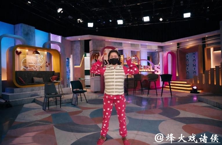 小S睡衣亮相节目录制现场宣布复工,暖心寄语祝福健康平安 小S睡衣亮相节目录制现场宣布复工,暖心寄语祝福健康平安
