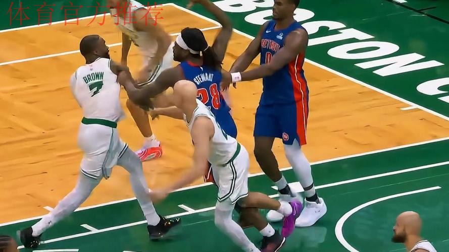 杰伦-布朗和斯图尔特篮下卡位时发生冲突，双方各领一个技犯
